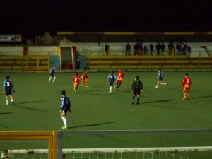 Incontro dei Giovanissimi Stella (in completo blu) allo stadio di Gallipoli