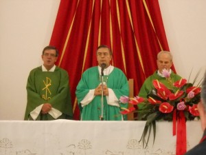 Don Oronzo, l'Arcivescovo e don Antonio nel corso della S. Messa presso la Chiesa Cristo Re