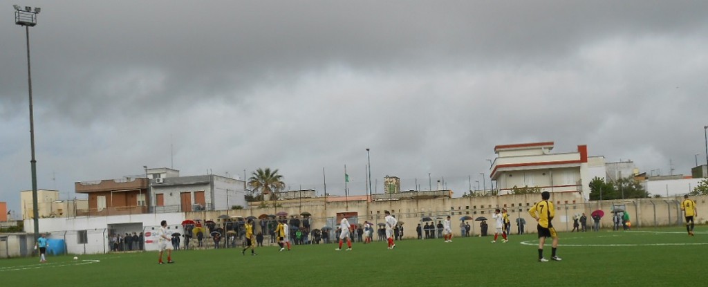 Un'immagine del campo sotto le nuvole...