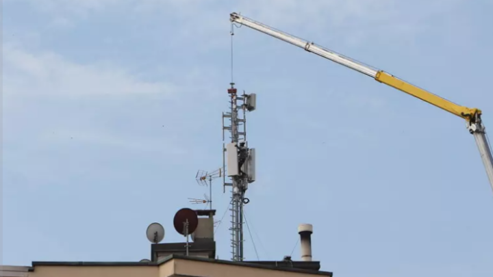 Ex insegnante 88enne di Pulsano vince contro Iliad: bocciata l’installazione di antenne davanti alla sua abitazione