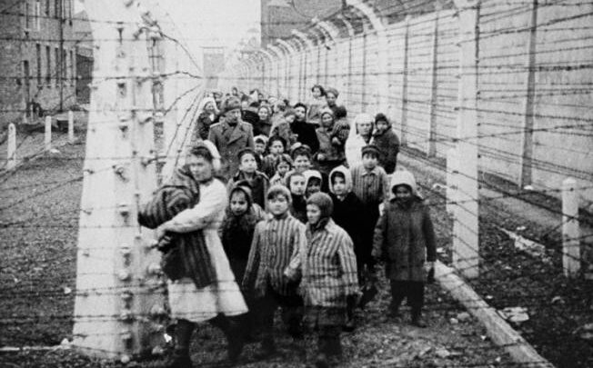 27 gennaio, Giornata della Memoria, 80 anni fa l’orrore di Auschwitz: “Io chiedo come può un uomo uccidere un suo fratello… Ancora non è contento di sangue la belva umana?!?”