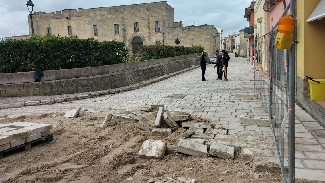 La “foto del giorno”: l’Ing. Arch. Manta, “clone” del sindaco che “fabbrica e sfabbrica”, nuovo direttore dei lavori del basolato