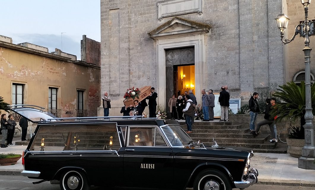 Un carro d’epoca per l’ultimo viaggio di mesciu Vituccio