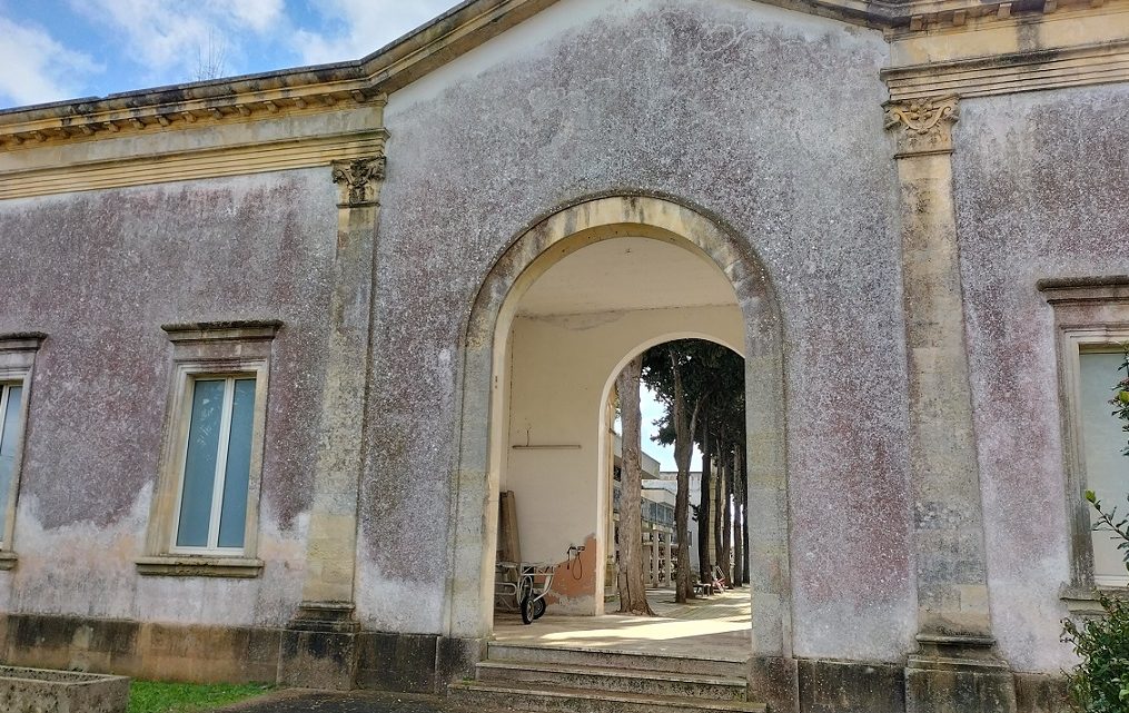 I tanto strombazzati lavori della facciata del Cimitero mai iniziati… “tanto tuonò che (non) piovve”!