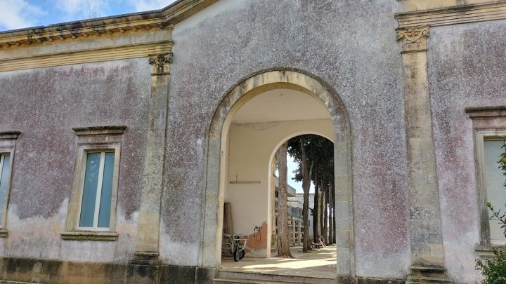 I tanto strombazzati lavori della facciata del Cimitero mai iniziati… “tanto tuonò che (non) piovve”!