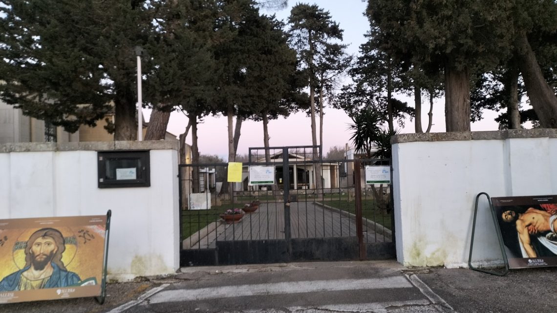 La protesta di una cittadina invalida per il non funzionamento dell’ascensore presso il Cimitero