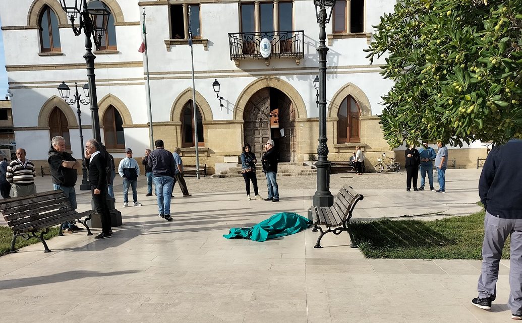 Colpito da infarto, 69enne senegalese residente a Collepasso si accascia e muore ai piedi del Municipio