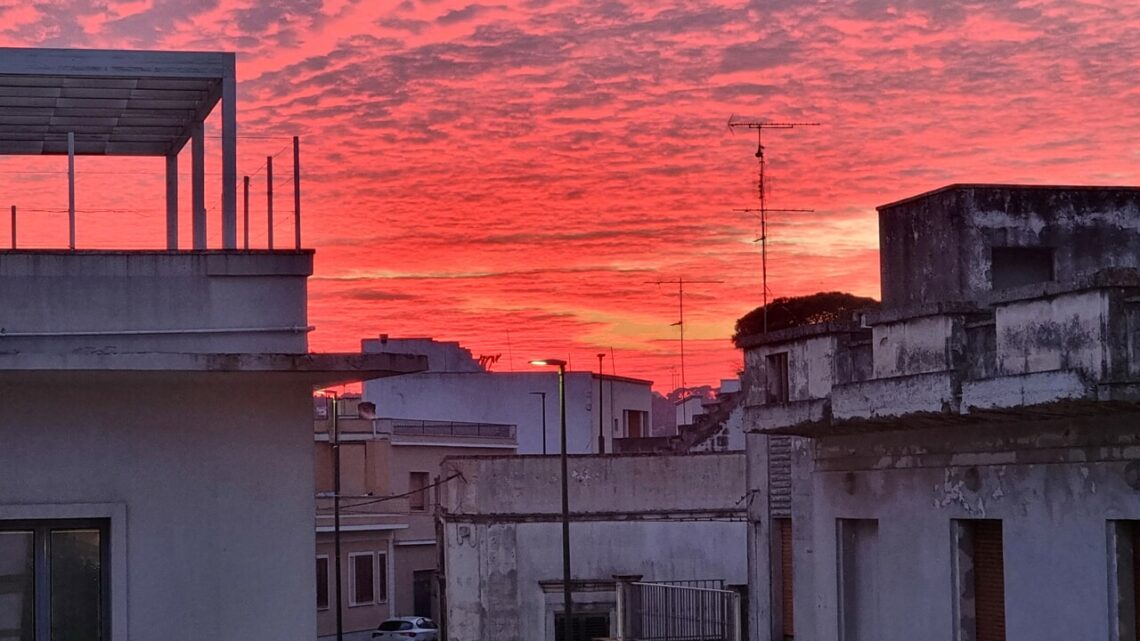 La “foto del giorno”: “Cielo rosso fuoco” dalle finestre del Municipio