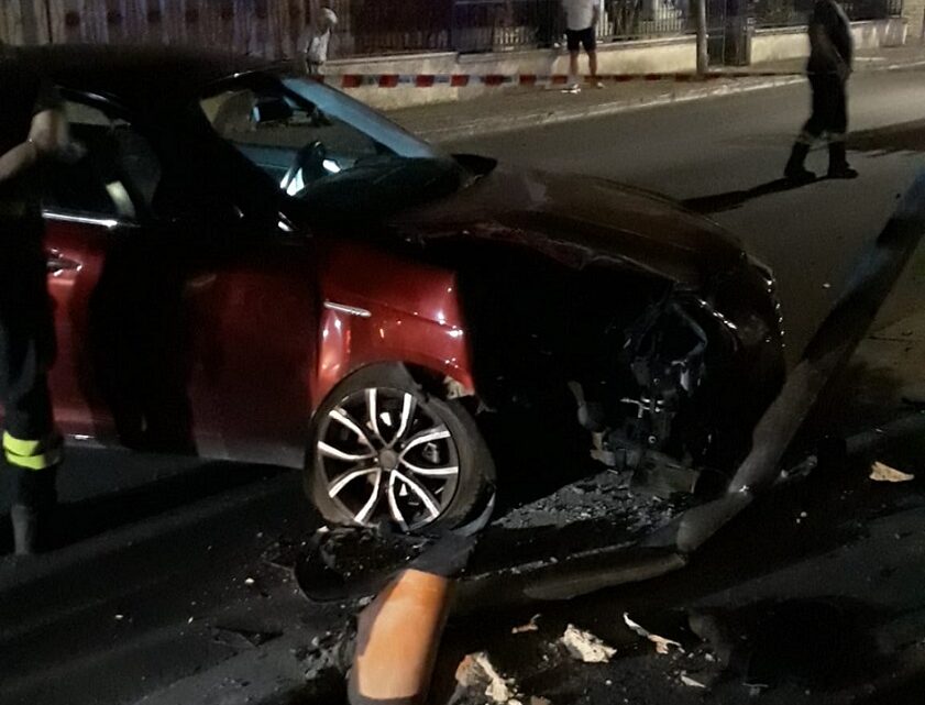 Incidente nella notte su via Roma: un’auto “rade al suolo” un palo della luce