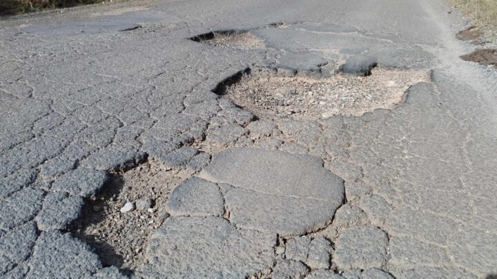 Le “foto del giorno”: strada vicinale Manimuzzi, “laddove di strada percorribile n’è rimasta ben poca ma di voragini è piena”