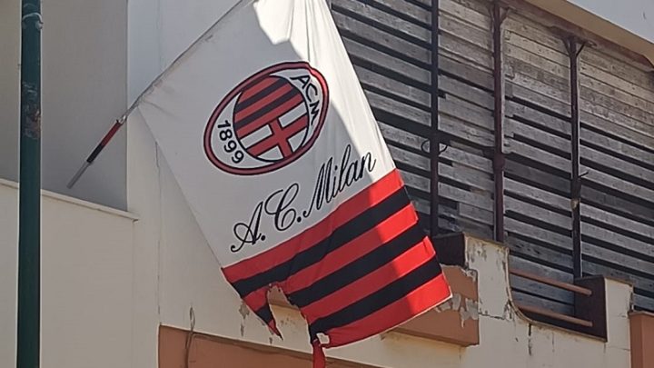 Atto vandalico contro il Milan Club: ignoti tentano di bruciare la bandiera