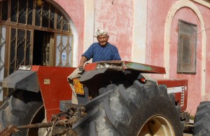 Paolo con il suo immancabile trattore vicino alla sua abitazione