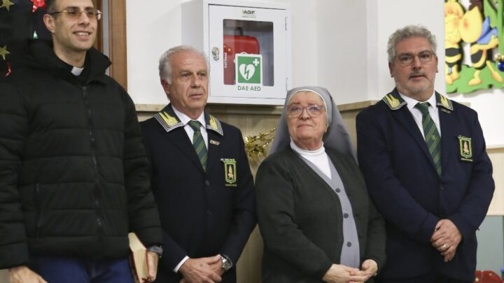 Volontariato e generosità: un defibrillatore pediatrico donato dall’Anfi alla Scuola Infanzia “Cristo Re” grazie ai ricavi della Sagra saracina