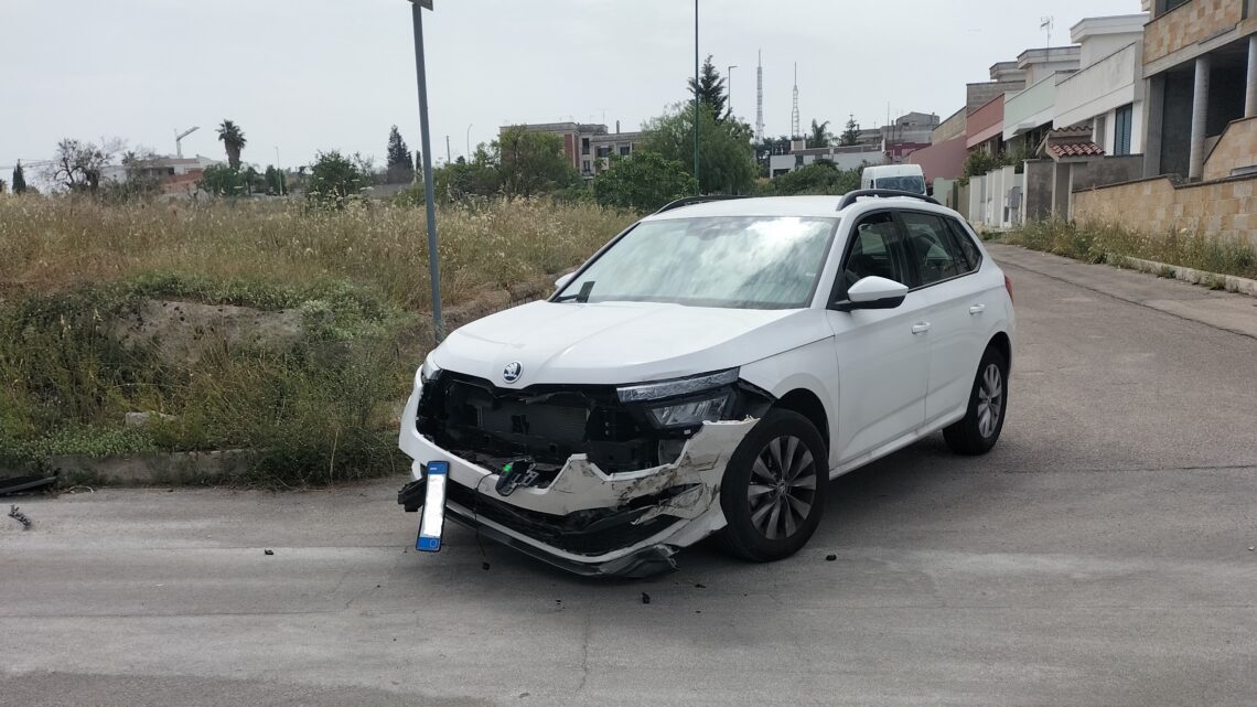 Incidente in via Segni: gravi danni ad un’auto investita da un pullmino