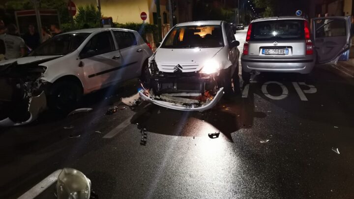 Spettacolare incidente su via Roma/incrocio via Pascoli: coinvolte e gravemente danneggiate tre auto