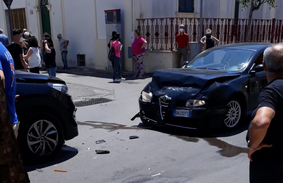 Ennesimo incidente sull’incrocio “degli incidenti e degli accidenti” (vie Roma/Umberto I)