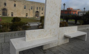 Le panchine disposte a Collepasso di fronte al Castello